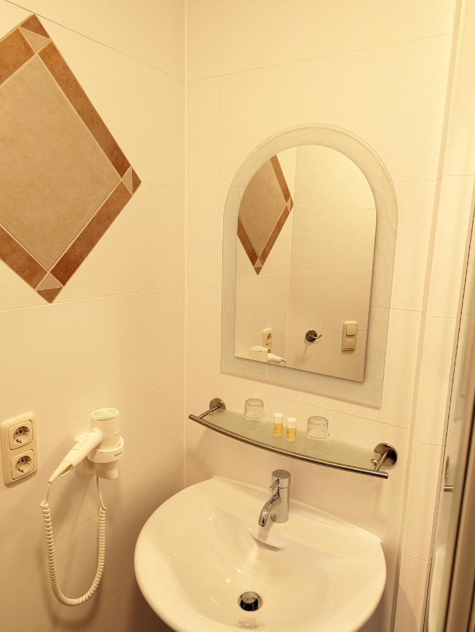Paga - Parkgaststaette Hotel Ehrenburg Bagian luar foto