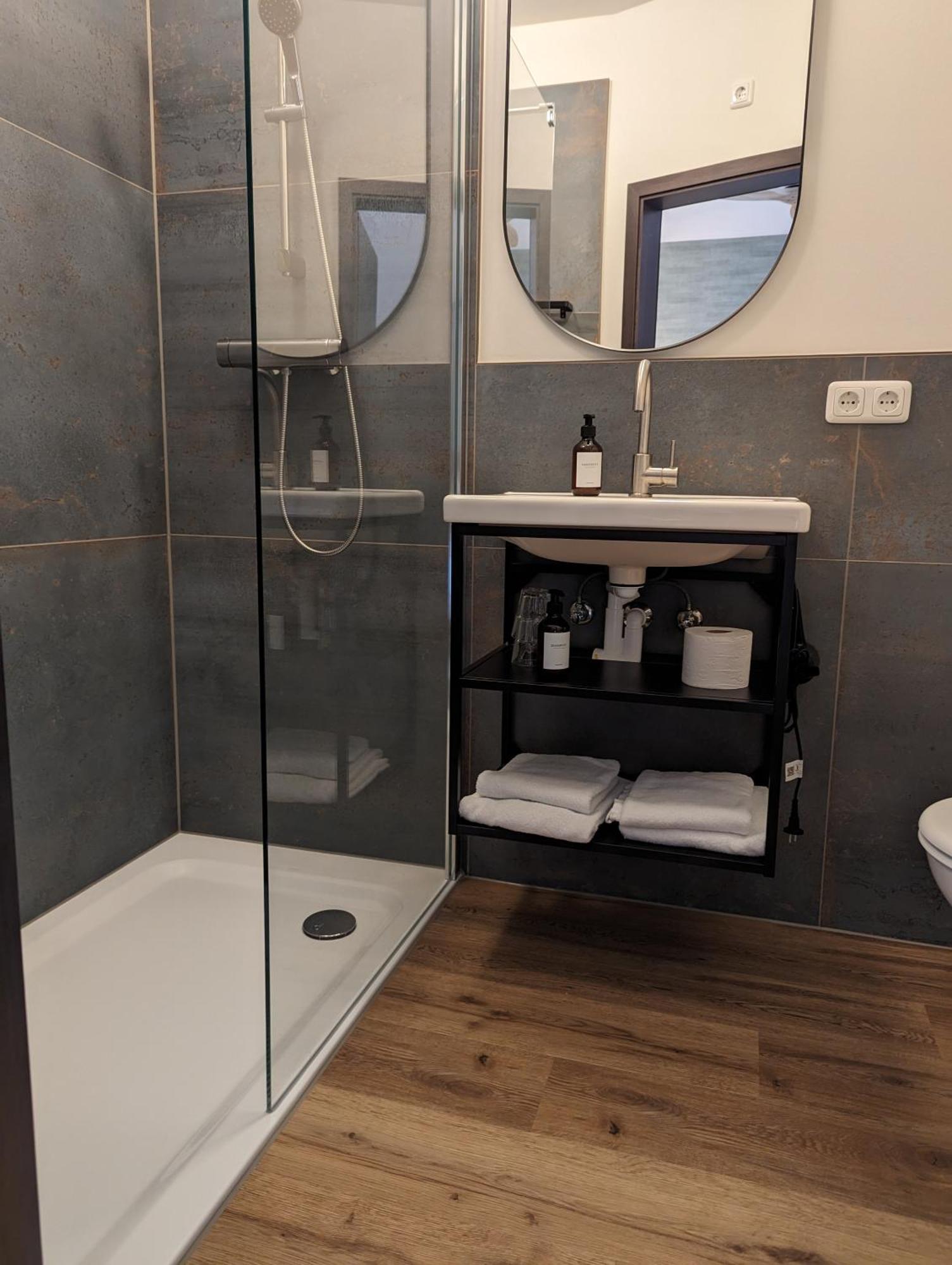 Paga - Parkgaststaette Hotel Ehrenburg Bagian luar foto